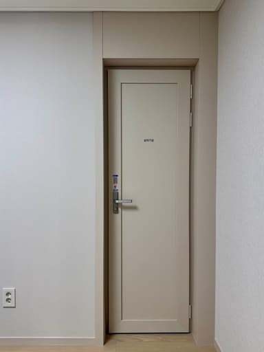 유리 패널이 적용된 PVC 터닝도어 상세 이미지