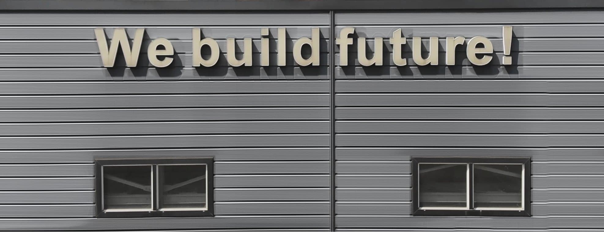 바우텍 공장 외벽의 'We build future!' 사인